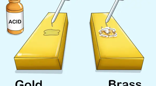 Test d'acide pour comment reconnaître du laiton : l'or ne réagit pas, le laiton réagit et mousse.