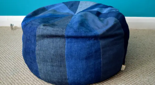 Pouf rond fait maison, patchwork de différentes nuances de jean. Idéal pour faire un pouf avec une couette.