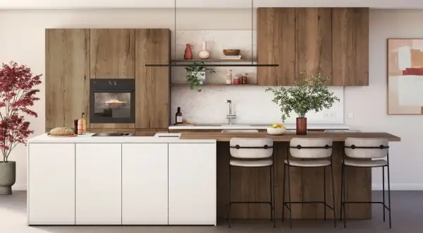 Cuisine moderne avec îlot blanc, plan de travail en bois, tabourets et armoires en bois.