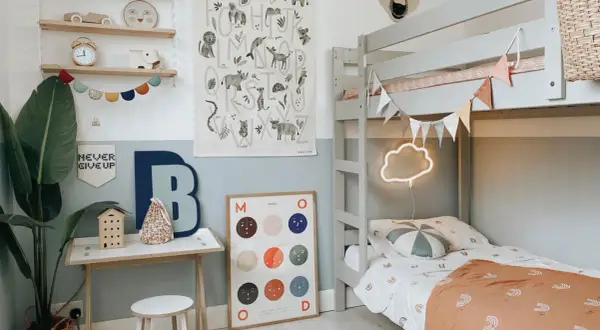 Chambre d'enfant avec lit superposé, bureau, affiche alphabet animalier et décoration murale.