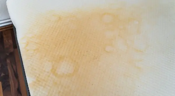 Taches jaunes sur un matelas blanc, un défi pour nettoyer un matelas jauni.