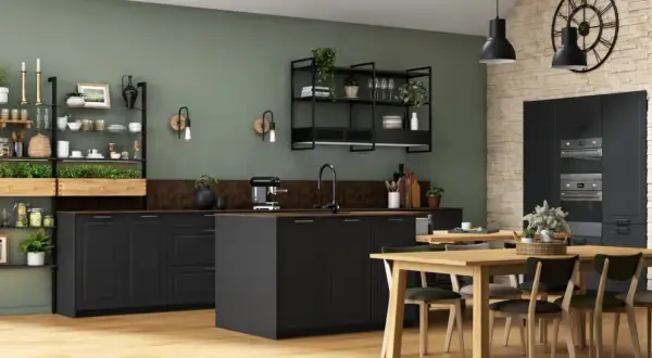Cuisine style bistrot avec étagères métalliques, plantes vertes, îlot central noir et table en bois.