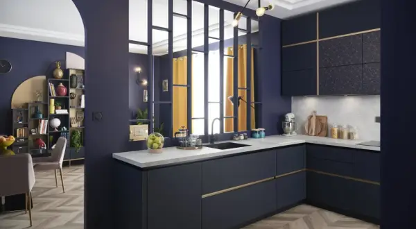 Cuisine semi ouverte avec claustra, murs bleu nuit, meubles sombres et rideaux jaunes.