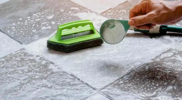 Maintenant, découvrez comment nettoyer un carrelage très encrassé avec une brosse et une poudre nettoyante.