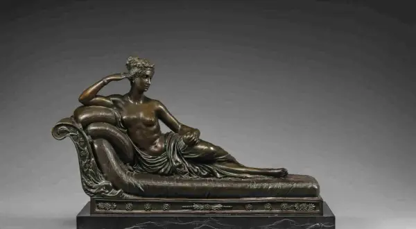 Objet en bronze, valeur inestimable, représentant une femme allongée sur un divan, une œuvre d'art classique.
