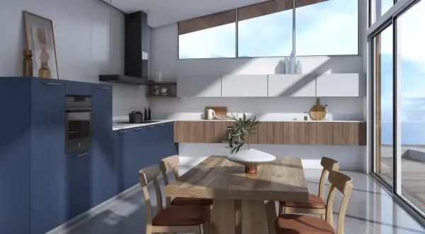 Cuisine moderne avec des armoires bleu nuit et des accents en bois. Une table en bois est entourée de chaises en cuir. De grandes fenêtres offrent une vue sur un paysage extérieur.