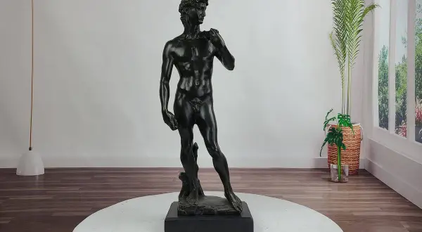 Statue de David en bronze, un classique intemporel. Apprenez comment nettoyer le bronze pour qu'il brille comme neuf.