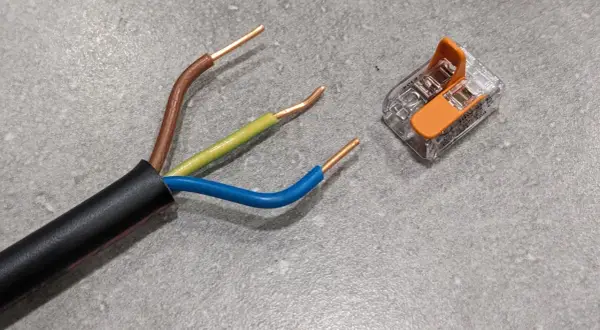Câble électrique 3 fils dénudés (marron, vert/jaune, bleu) et un connecteur rapide orange pour un branchement rallonge électrique.