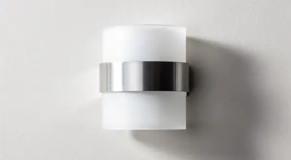 Applique murale moderne en verre dépoli et métal brossé, parfaite pour changer l'ambiance de votre intérieur.
