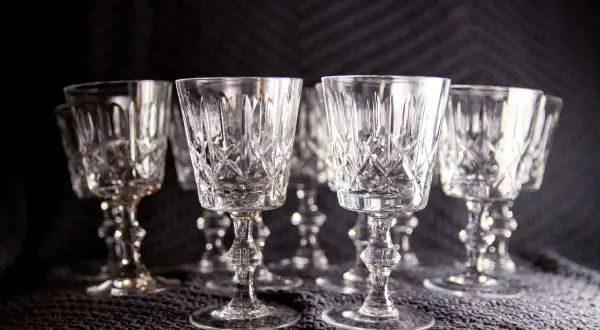 Comment reconnaitre du cristal : ces verres taillés, aux reflets lumineux, témoignent de la qualité et de l'éclat du véritable cristal.