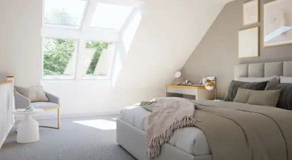 Chambre mansardée cocooning baignée de lumière naturelle grâce aux fenêtres de toit. Un lit douillet, un fauteuil invitant et un bureau complètent cet espace paisible.