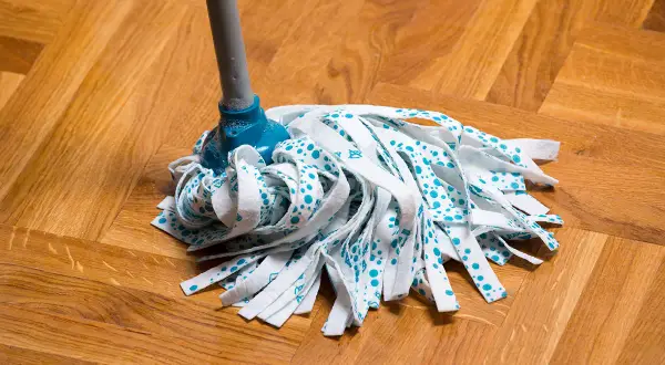 Une serpillère sur un parquet en bois. Une astuce de grand-mère pour nettoyer un parquet, c'est de le faire avec soin.