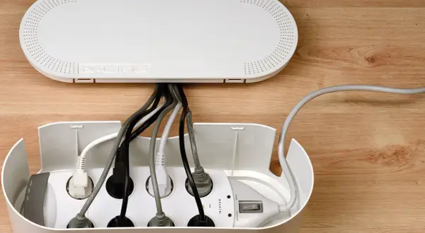 Boîte de rangement pour dissimuler les fils TV et multiprise. Une astuce pour cacher les fils TV et organiser votre espace.