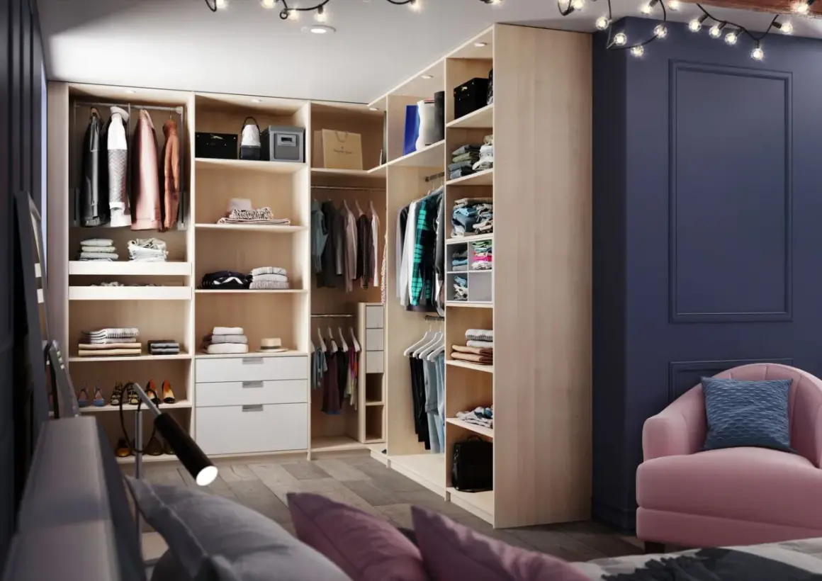 Aménagement de dressing moderne avec étagères, penderies et tiroirs en bois clair.