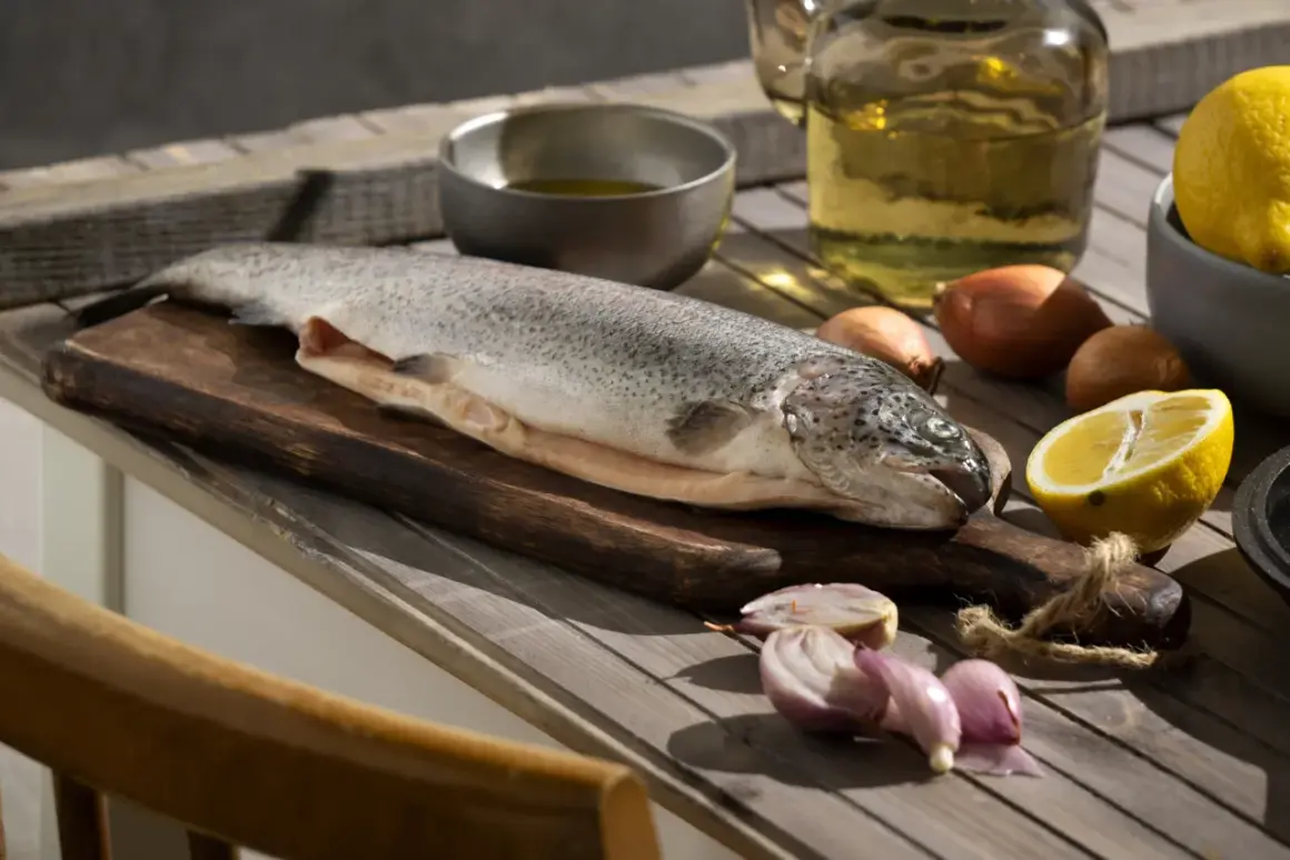 Poisson cru sur planche, citron, oignons et huile. Idéal pour enlever l'odeur de poisson maison.