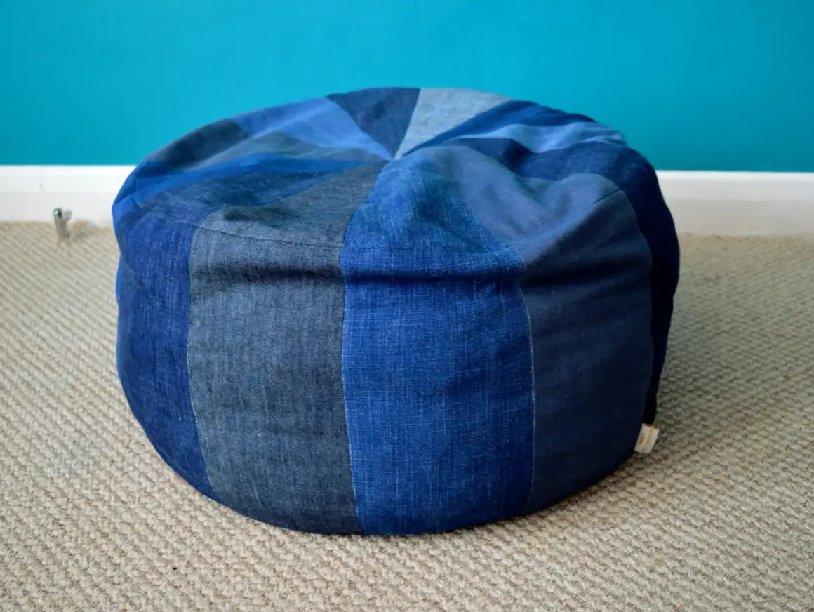Pouf rond fait maison, patchwork de différentes nuances de jean. Idéal pour faire un pouf avec une couette.