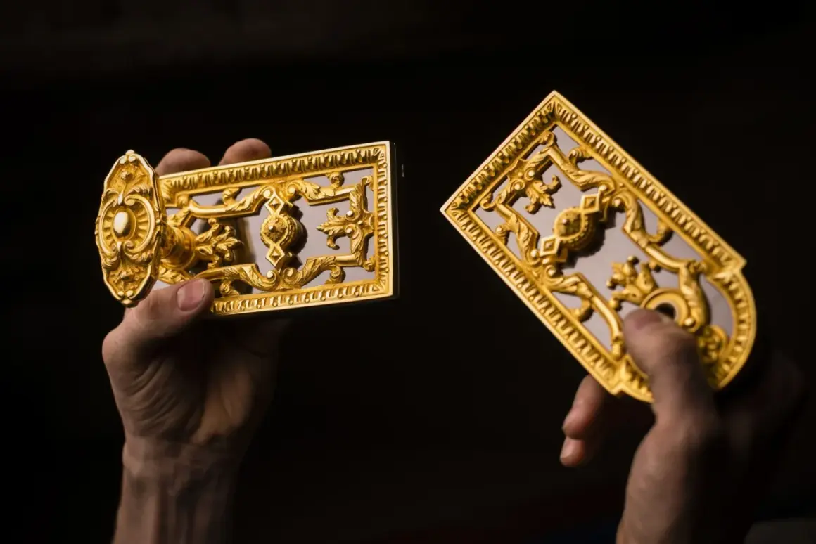 Mains tenant des ornements dorés, peut-être du bronze ou du laiton, aux motifs complexes.