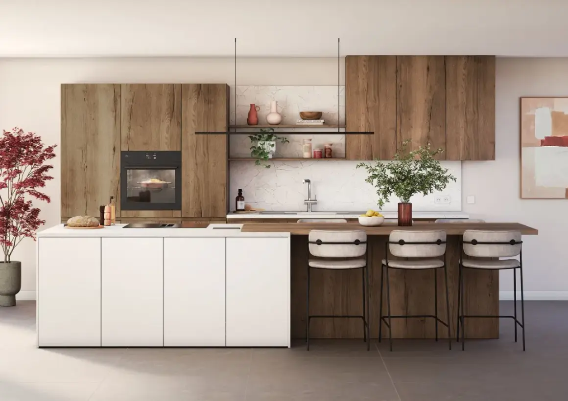 Cuisine moderne avec îlot blanc, plan de travail en bois, tabourets et armoires en bois.