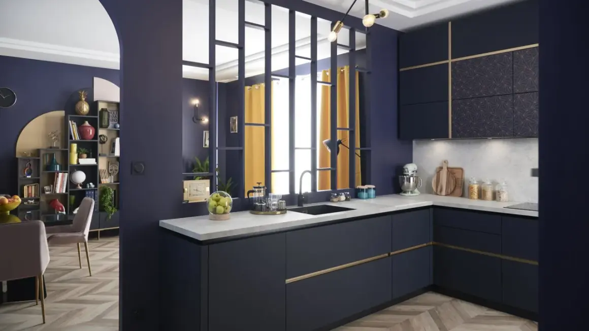 Cuisine semi ouverte avec claustra, murs bleu nuit, meubles sombres et rideaux jaunes.