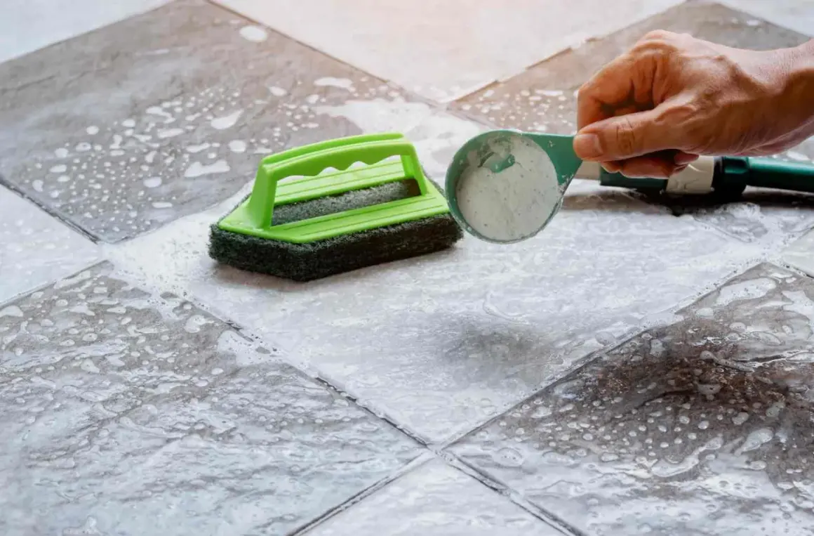 Maintenant, découvrez comment nettoyer un carrelage très encrassé avec une brosse et une poudre nettoyante.