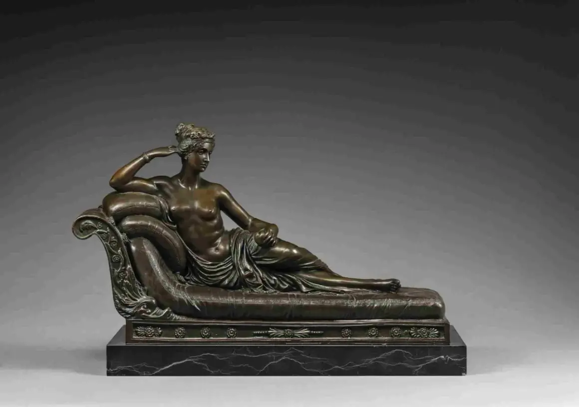 Objet en bronze, valeur inestimable, représentant une femme allongée sur un divan, une œuvre d'art classique.