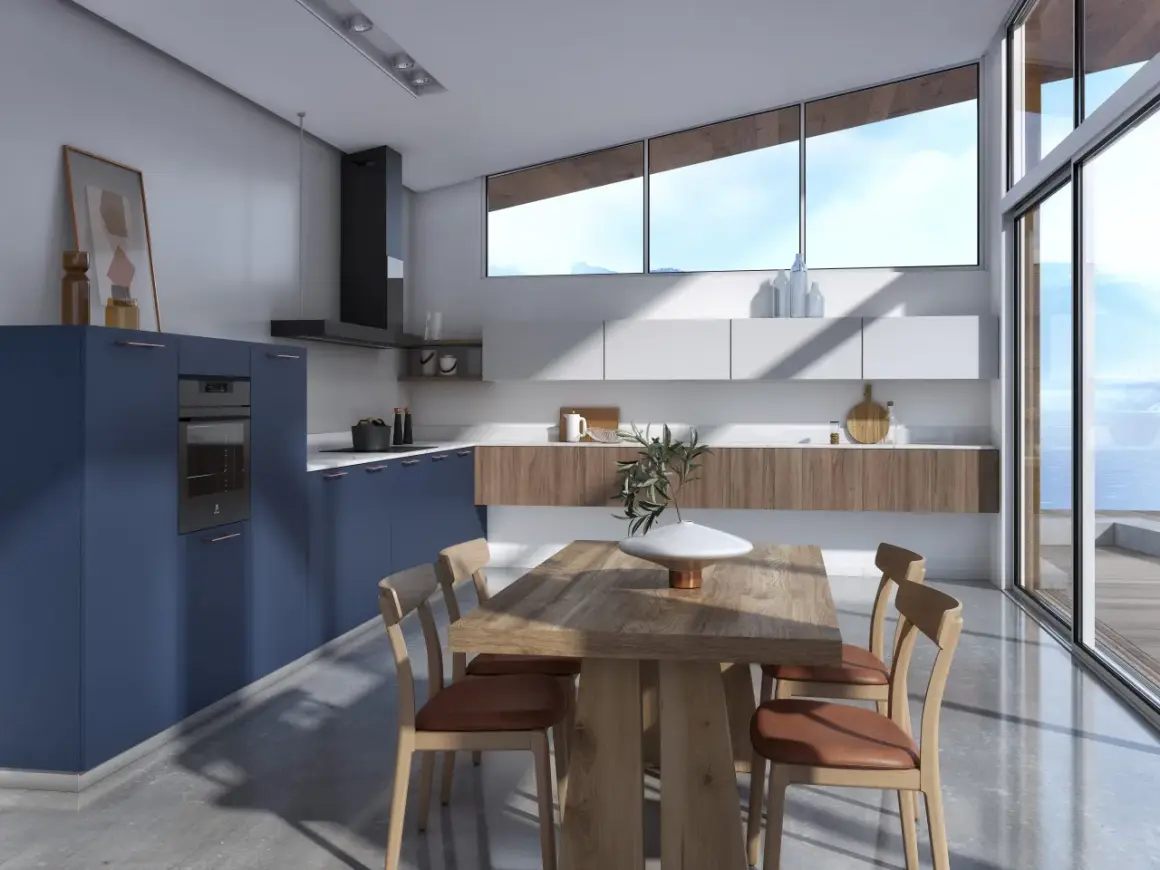 Cuisine moderne avec des armoires bleu nuit et des accents en bois. Une table en bois est entourée de chaises en cuir. De grandes fenêtres offrent une vue sur un paysage extérieur.