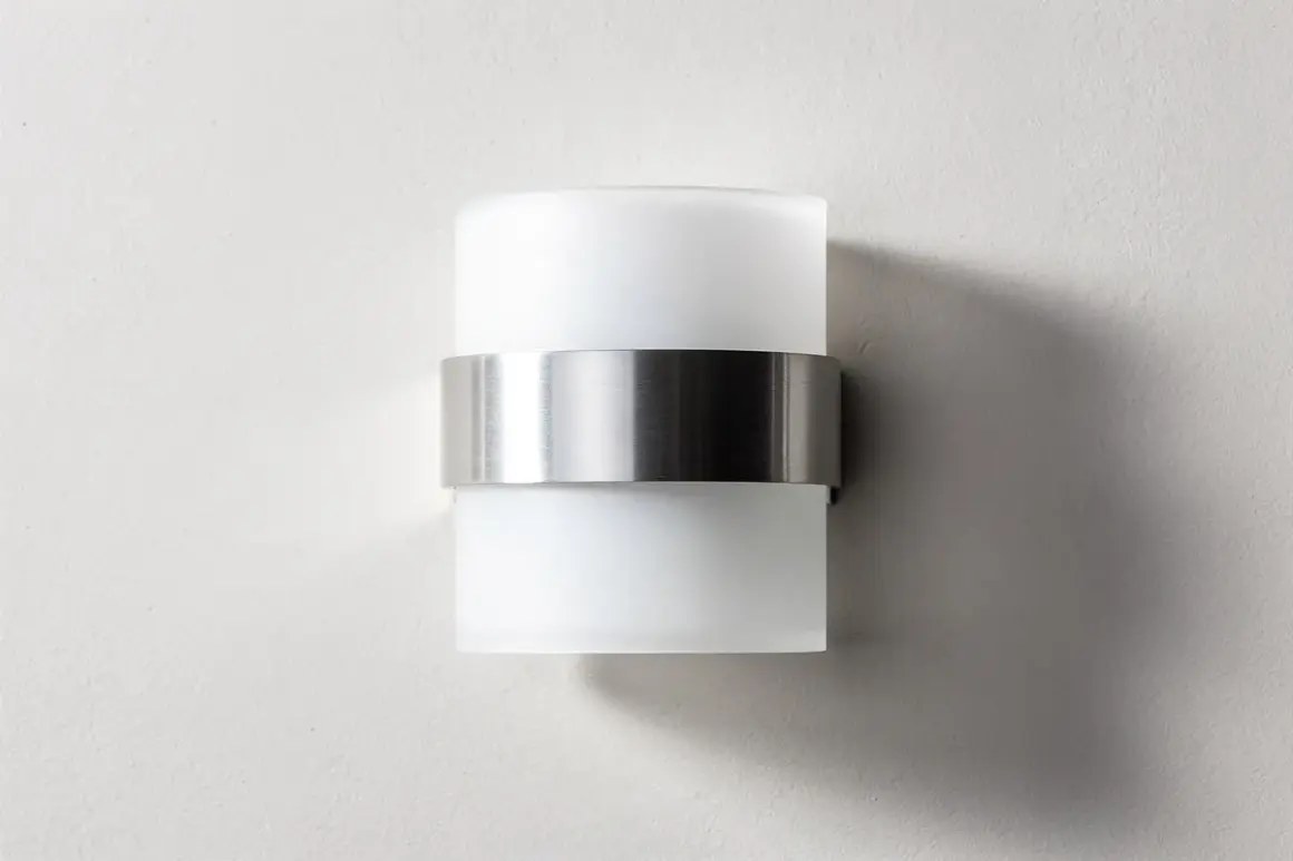 Applique murale moderne en verre dépoli et métal brossé, parfaite pour changer l'ambiance de votre intérieur.