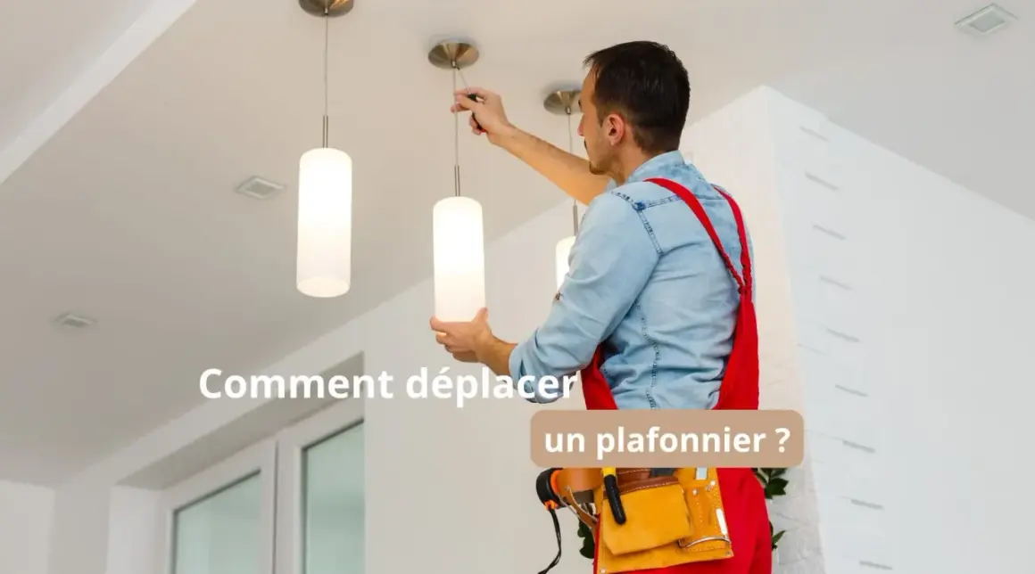 Un électricien s'apprête à **déplacer un lustre** moderne cylindrique. Il tient l'outil pour le dévisser du plafond.
