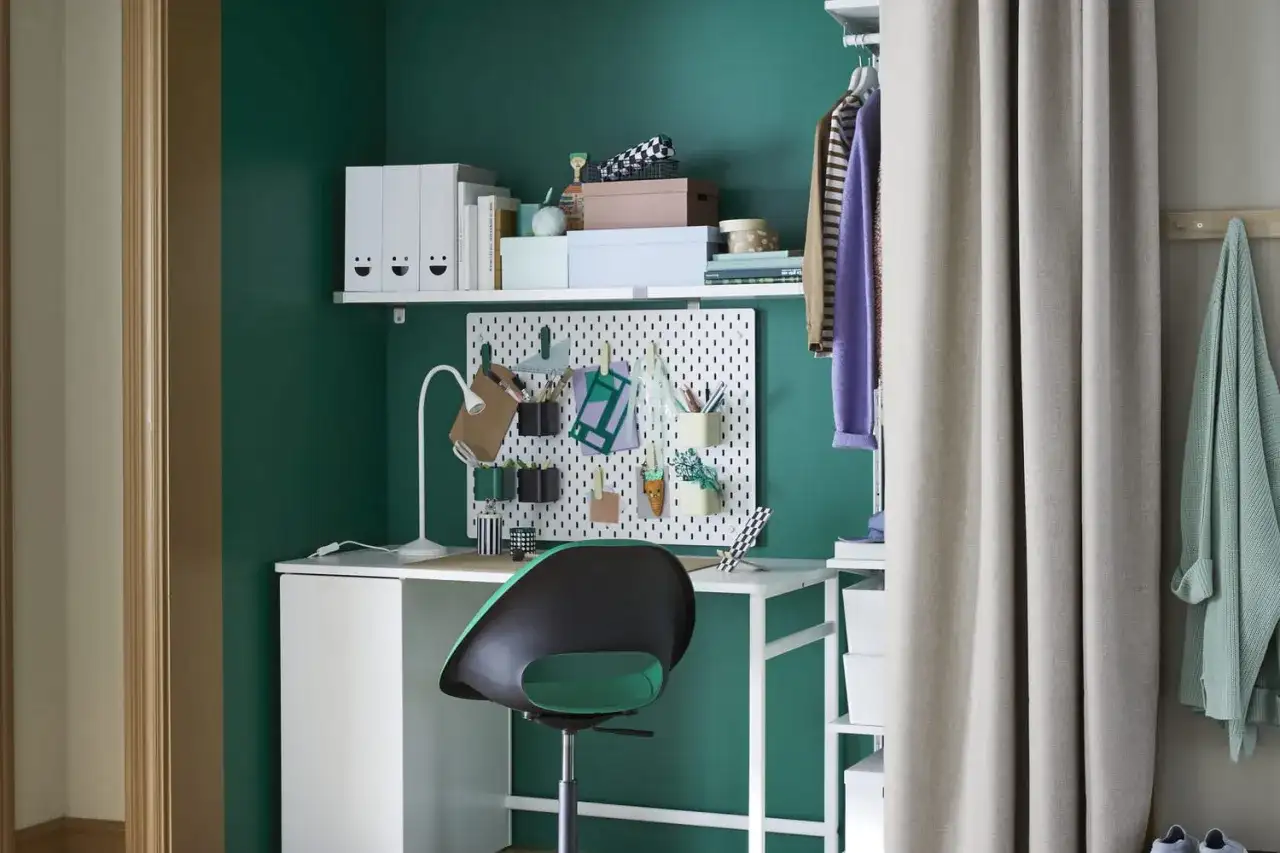 Aménager un bureau dans un placard sans perdre de place