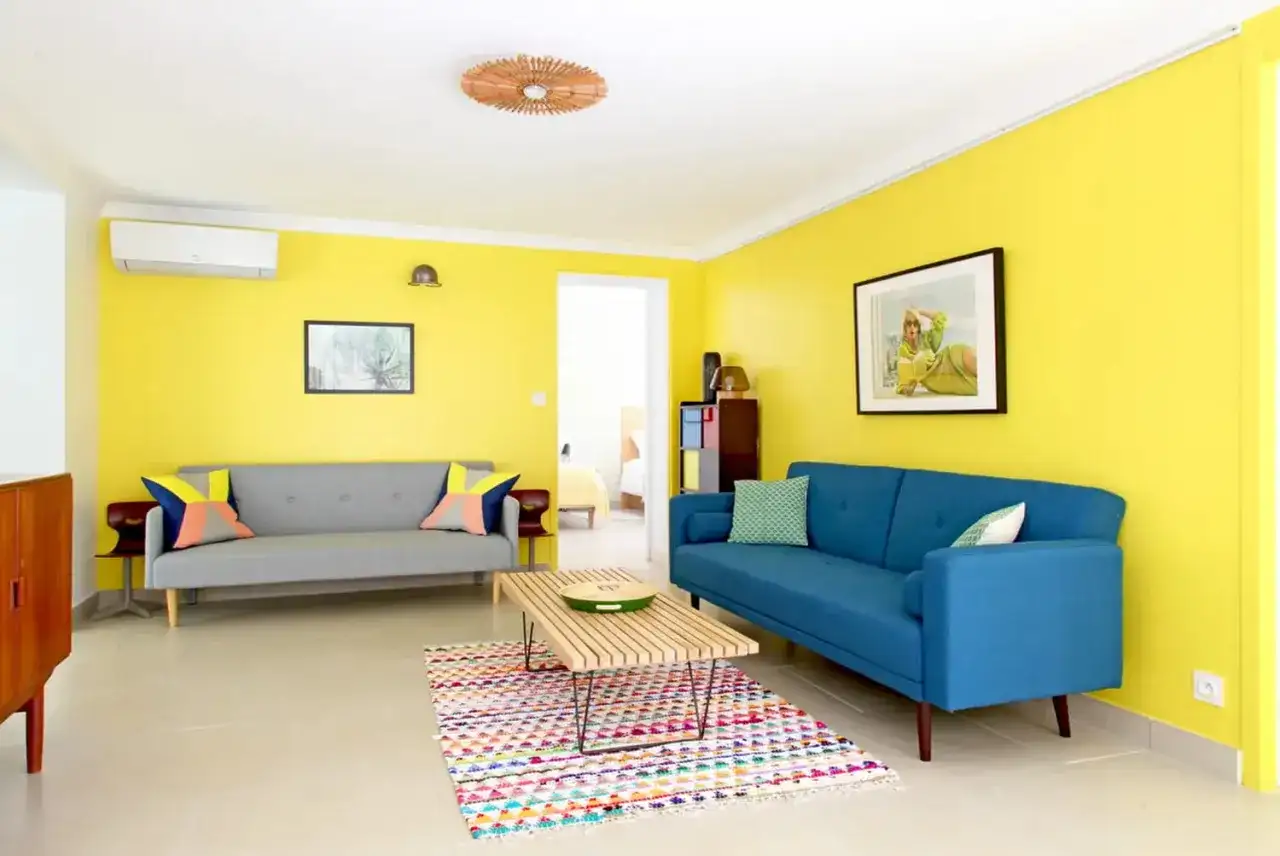 Quelle couleur avec un mur jaune ? Nos associations déco