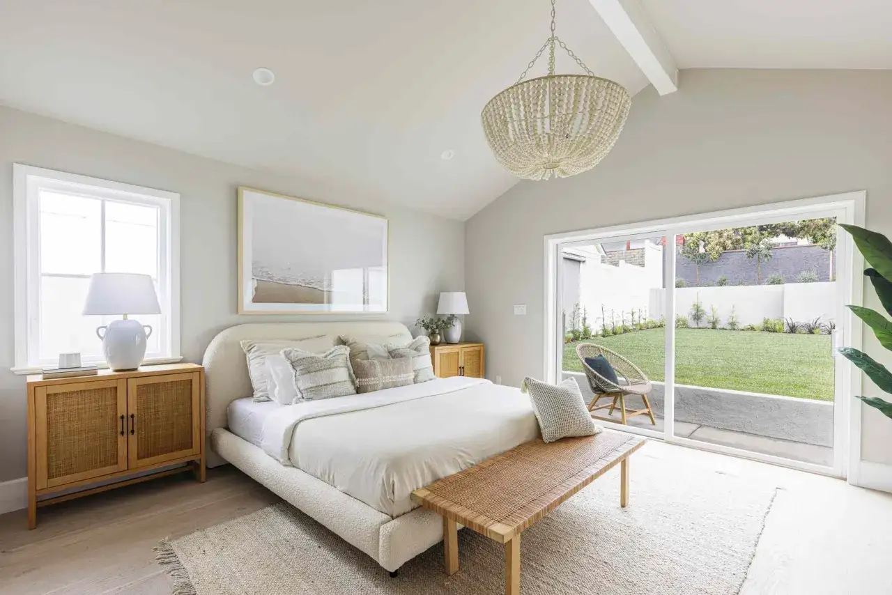 Chambre adulte zen : murs clairs, lit douillet, mobilier en rotin et vue sur jardin. Une ambiance paisible pour une idée couleur parfaite.