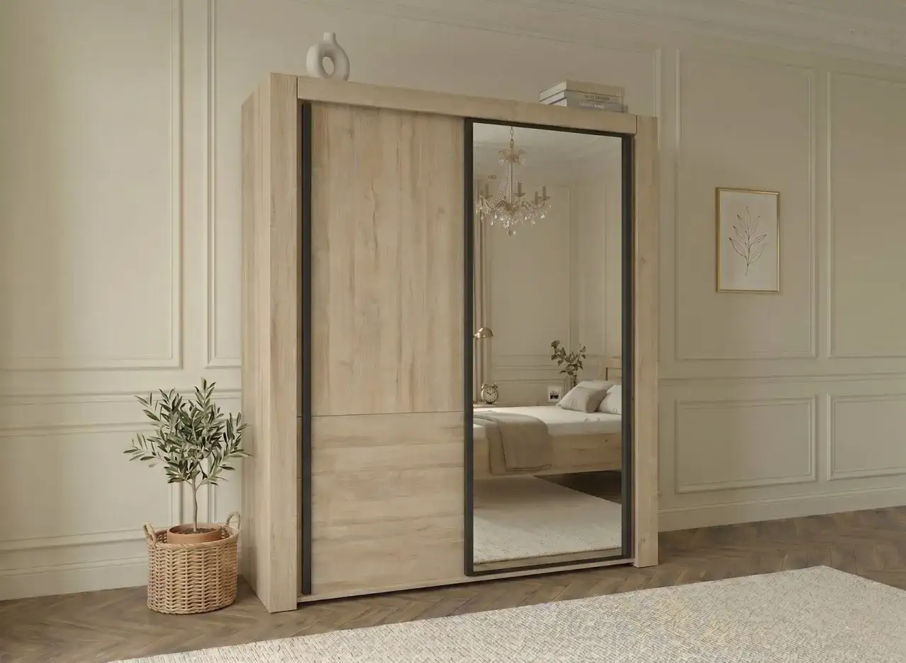 Une belle idée dressing fermé avec portes coulissantes miroir, bois clair et finitions noires. Parfait pour une chambre moderne.