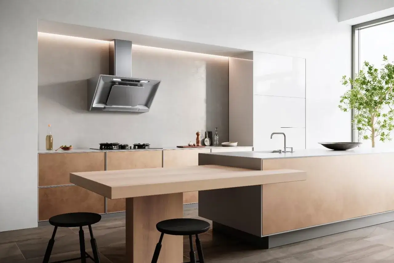 Cuisine moderne avec une hotte recyclage ou &eacute;vacuation au design &eacute;pur&eacute; au-dessus d'une plaque de cuisson. Un &icirc;lot central en bois clair compl&egrave;te l'ensemble.