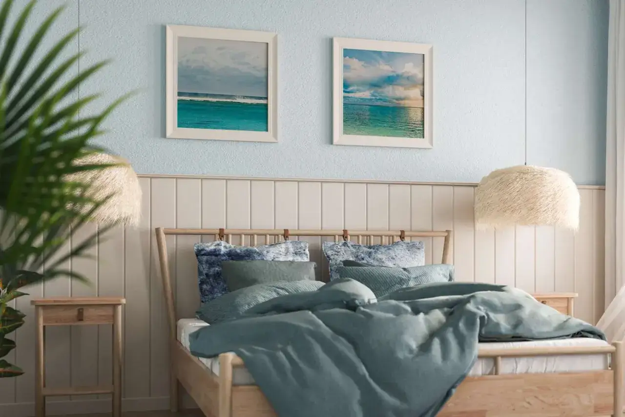 Chambre adulte zen : literie bleu-vert, tableaux de mer, bois clair. Une ambiance paisible pour une idée couleur chambre adulte zen.
