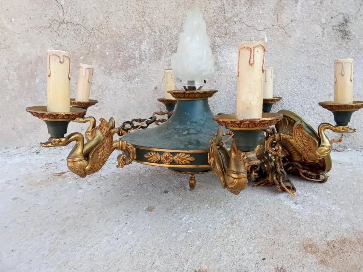Lustre ancien en bronze doré et patiné vert, orné de cygnes. Idéal pour apprendre comment estimer un lustre en bronze.