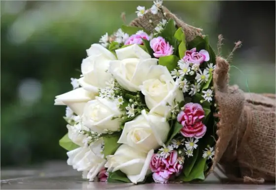 Quelle forme de vase choisir pour un bouquet équilibré ?