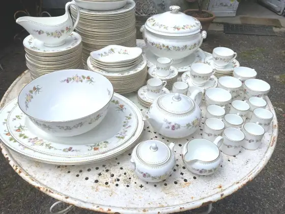 Bone china - Reconnaître, décorer, entretenir avec élégance