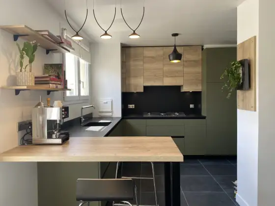 Cuisine vert olive et bois - L'équilibre parfait ?