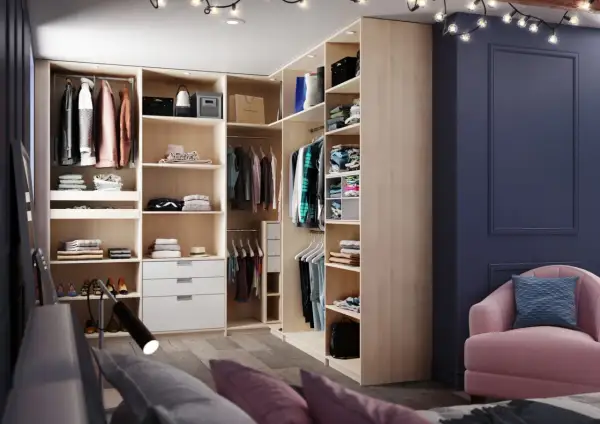 Aménagement de dressing moderne avec étagères, penderies et tiroirs en bois clair.