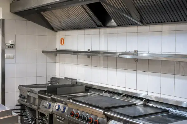 Hotte de cuisine professionnelle en inox, garantissant une grande puissance d'extraction pour un environnement de travail sain.