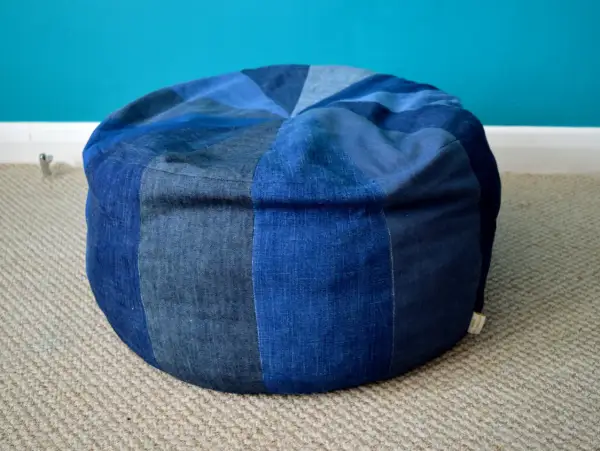 Pouf rond fait maison, patchwork de différentes nuances de jean. Idéal pour faire un pouf avec une couette.