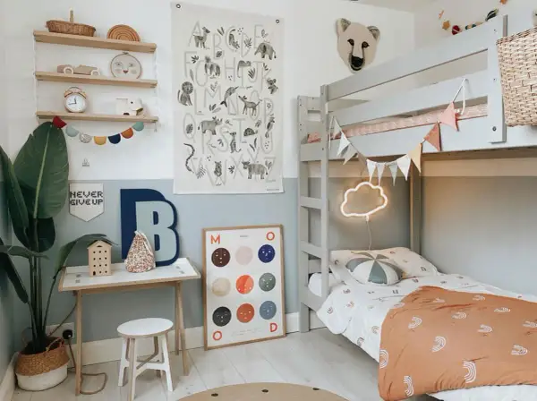 Chambre d'enfant avec lit superposé, bureau, affiche alphabet animalier et décoration murale.