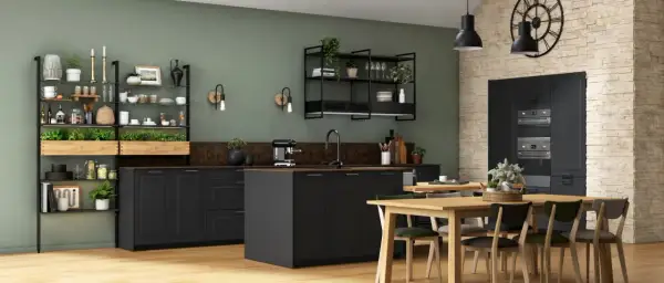 Cuisine style bistrot avec étagères métalliques, plantes vertes, îlot central noir et table en bois.