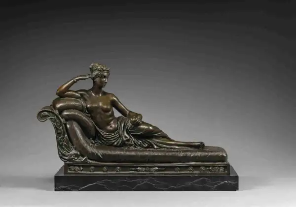 Objet en bronze, valeur inestimable, représentant une femme allongée sur un divan, une œuvre d'art classique.