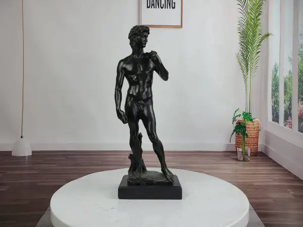 Statue de David en bronze, un classique intemporel. Apprenez comment nettoyer le bronze pour qu'il brille comme neuf.