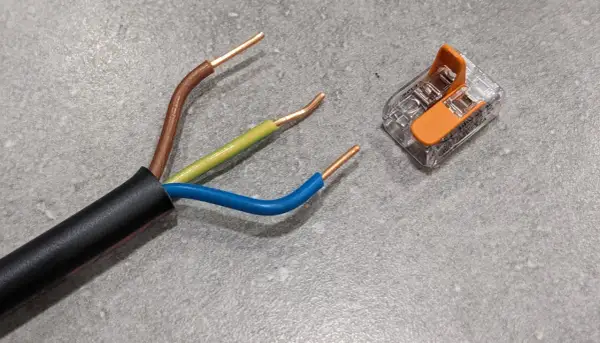 Câble électrique 3 fils dénudés (marron, vert/jaune, bleu) et un connecteur rapide orange pour un branchement rallonge électrique.