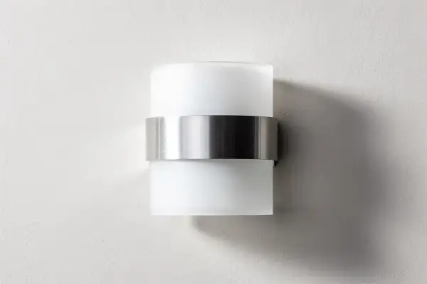 Applique murale moderne en verre dépoli et métal brossé, parfaite pour changer l'ambiance de votre intérieur.