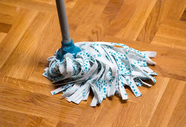 Une serpillère sur un parquet en bois. Une astuce de grand-mère pour nettoyer un parquet, c'est de le faire avec soin.