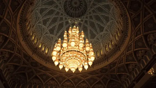 Majestueux lustre en bronze illuminant un dôme orné. Comment estimer un lustre en bronze de cette ampleur ?